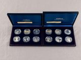 deux séries de pièces d'argent dans une boîte bleue posée sur une surface blanche