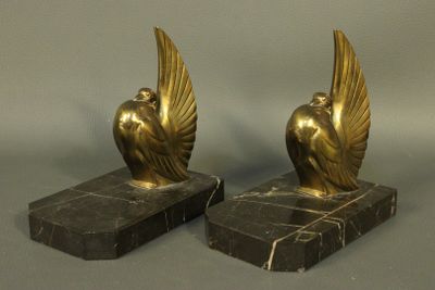 paire de serre-livres anciens en laiton représentant des aigles, sur des socles en marbre