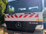 un camion garé sur le côté de la route