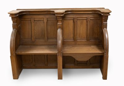 Deux bancs en bois sont placés l'un à côté de l'autre sur une surface blanche.