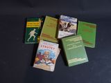 de nombreux livres posés sur une table