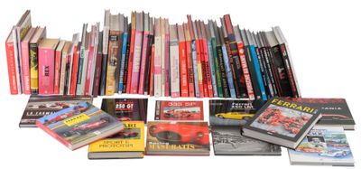 un grand nombre de livres posés sur une table
