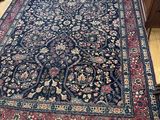 un grand tapis oriental posé sur le sol de la cuisine