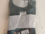 une chemise emballée dans du plastique, posée sur une table