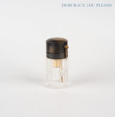 une petite bouteille en verre avec un bouchon noir