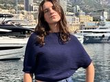 une femme qui se tient debout devant un plan d'eau