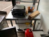une borne d'incendie rouge posée sur une table devant une fenêtre