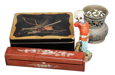 une boîte en bois ornée d'une peinture et, à côté, une petite boîte contenant une figurine