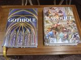 deux livres posés sur une table
