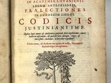 un livre ouvert sur lequel figure l'image d'un homme et d'un arbre