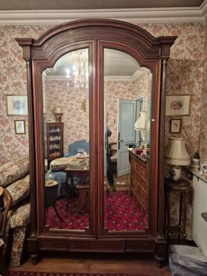 une grande armoire en bois avec un miroir à l'intérieur