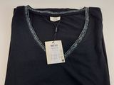 un t-shirt noir avec une étiquette sur la poitrine