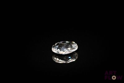 gros plan d'un diamant sur une surface noire