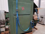 une machine installée dans un bâtiment, à laquelle est raccordé un tuyau