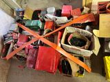 un tas d'objets divers éparpillés par terre