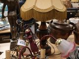 une lampe posée sur une table dans une pièce