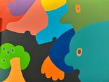 un tableau coloré accroché au mur d'une salle de jeux pour enfants