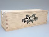 La boîte est en bois et porte un logo.