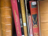 de nombreux livres qui sont rangés les uns à côté des autres sur une étagère