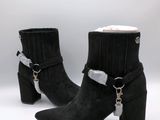 paire de bottines en daim noir ornées de boucles argentées et d'une chaîne