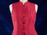 un gilet rouge sur un mannequin, sur fond bleu