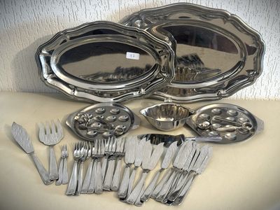 des couverts posés sur une table, avec un miroir en arrière-plan