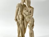 sculpture représentant un homme et une femme accompagnés d'un enfant et d'un chien