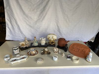une table sur laquelle se trouvent de nombreux objets différents