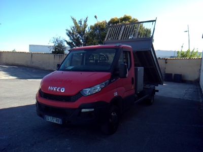 un camion rouge garé dans un parking