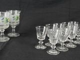 un grand nombre de verres à vin posés sur une table