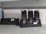 deux téléphones posés sur une étagère dans un coin de la pièce