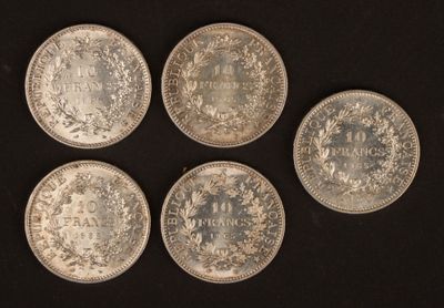 quatre pièces d'argent sur lesquelles figurent les noms de différents pays