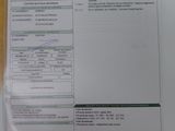 un gros plan d'un document posé sur une table