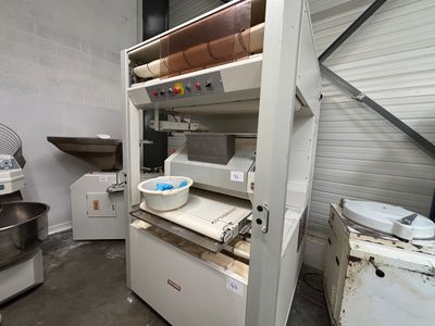 une machine qui se trouve dans une pièce où il y a beaucoup d'objets