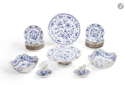 un ensemble d'assiettes, de bols et de tasses bleus et blancs
