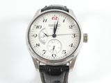une image d'un gros plan d'une montre-bracelet sur un fond blanc