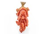 une image représentant un pendentif en corail sculpté sur fond blanc