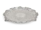 une assiette en argent ornée d'un motif circulaire