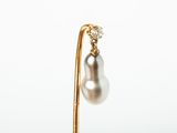 un gros plan sur une paire de boucles d'oreilles ornées de perles et de diamants