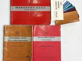 trois livres sont posés les uns à côté des autres sur une surface blanche