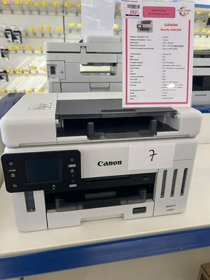 une imprimante Canon posée sur un comptoir dans un magasin