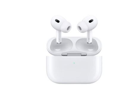 un apple airpods avec étui de chargement sur fond blanc