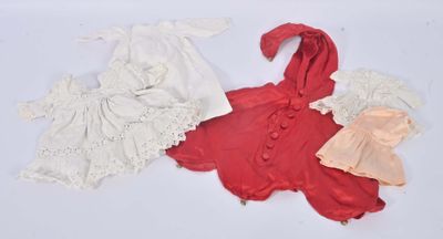 trois vêtements posés sur une surface blanche