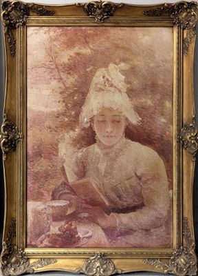 une vieille photo représentant une femme coiffée d'un chapeau blanc, assise devant un tableau