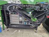 une machine à laquelle sont raccordés tout un tas de fils