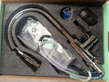 une boîte contenant un aspirateur et d'autres objets