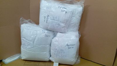 trois paquets de papier toilette posés sur une boîte en carton