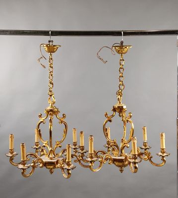 Paire de grands lustres en bronze doré, à six bras de lumièr…