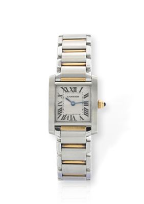 un gros plan d'une montre sur une surface blanche avec un fond blanc