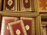 Des cartons remplis de livres sont empilés les uns sur les autres sur une table